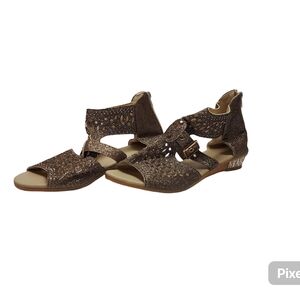 Chic Brown Sandals with Open Toe Design